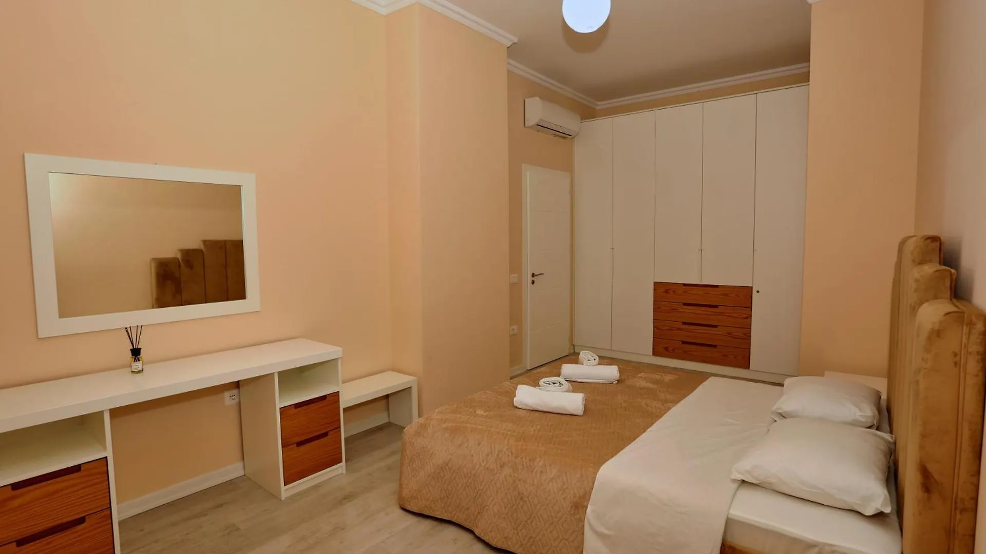 Luxury Apartment Square 21Tirana 0*, Tirana